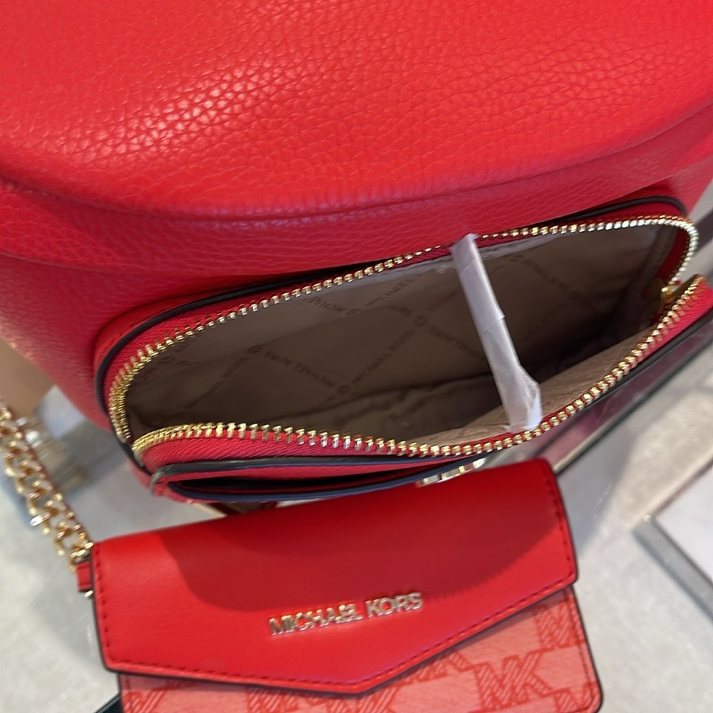MICHAEL KORS
Maisie Large Pebbled Leather 2-in-1 Sling Pack
Dark Sangria 
NWT - Picture 13 of 16